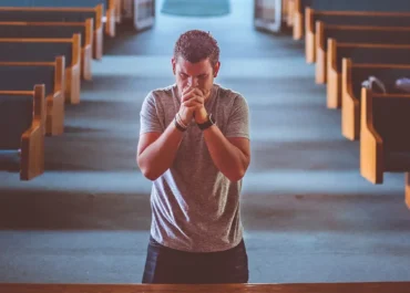 สรุปคำเทศนา 8 มีนาคม 2026 | ส่องสว่างในการรับใช้ด้วยใจถ่อม